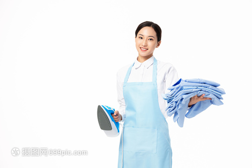 家政服務(wù)中女性熨燙衣物的藝術(shù)與技巧